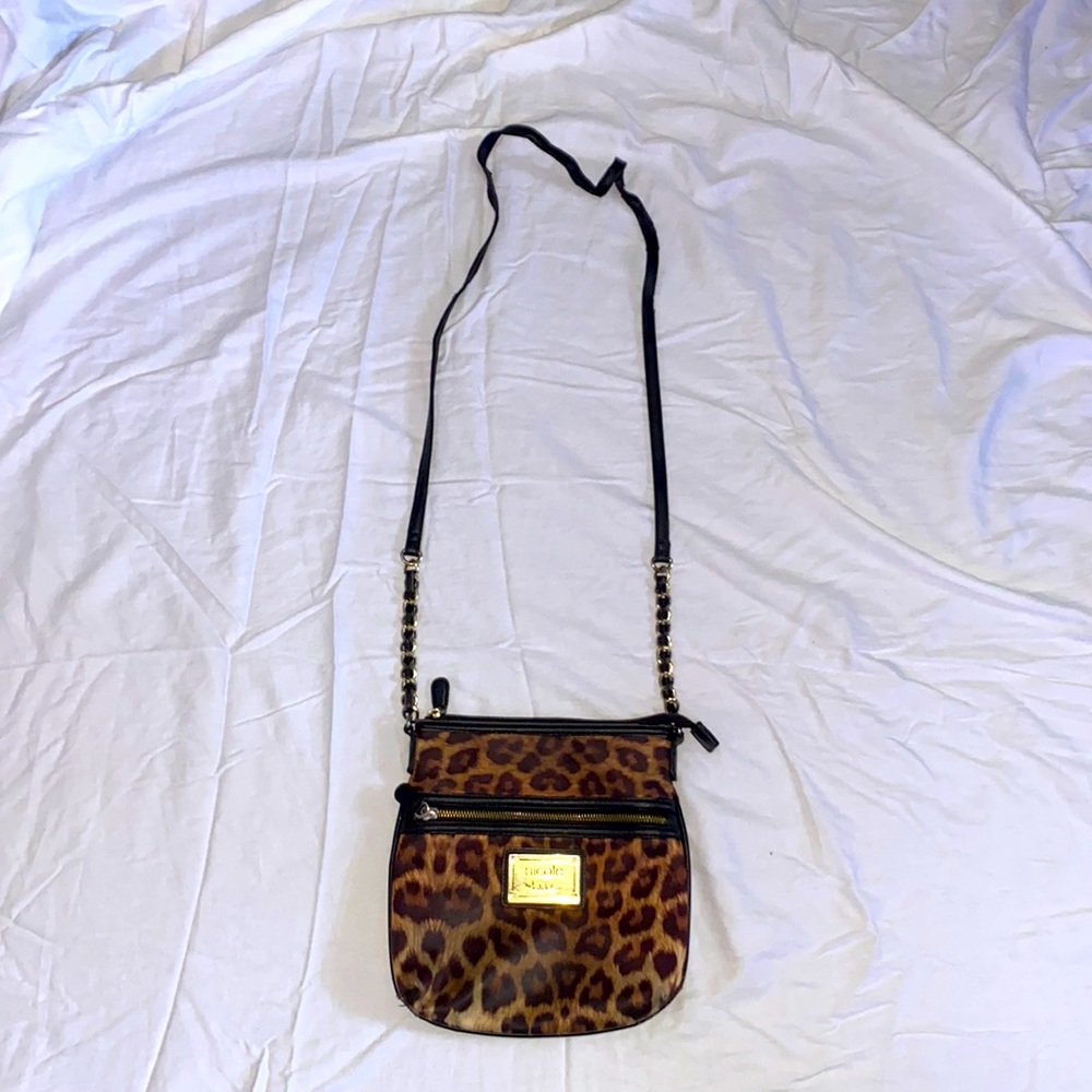 3 zippers and magnetic button pocket on back